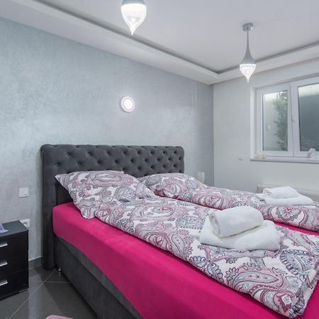 Modern Apartments With Shared Pool Near The Sea Pula Exterior foto