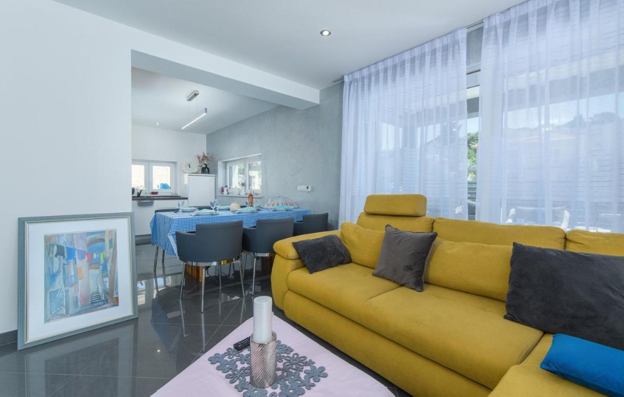 Modern Apartments With Shared Pool Near The Sea Pula Exterior foto