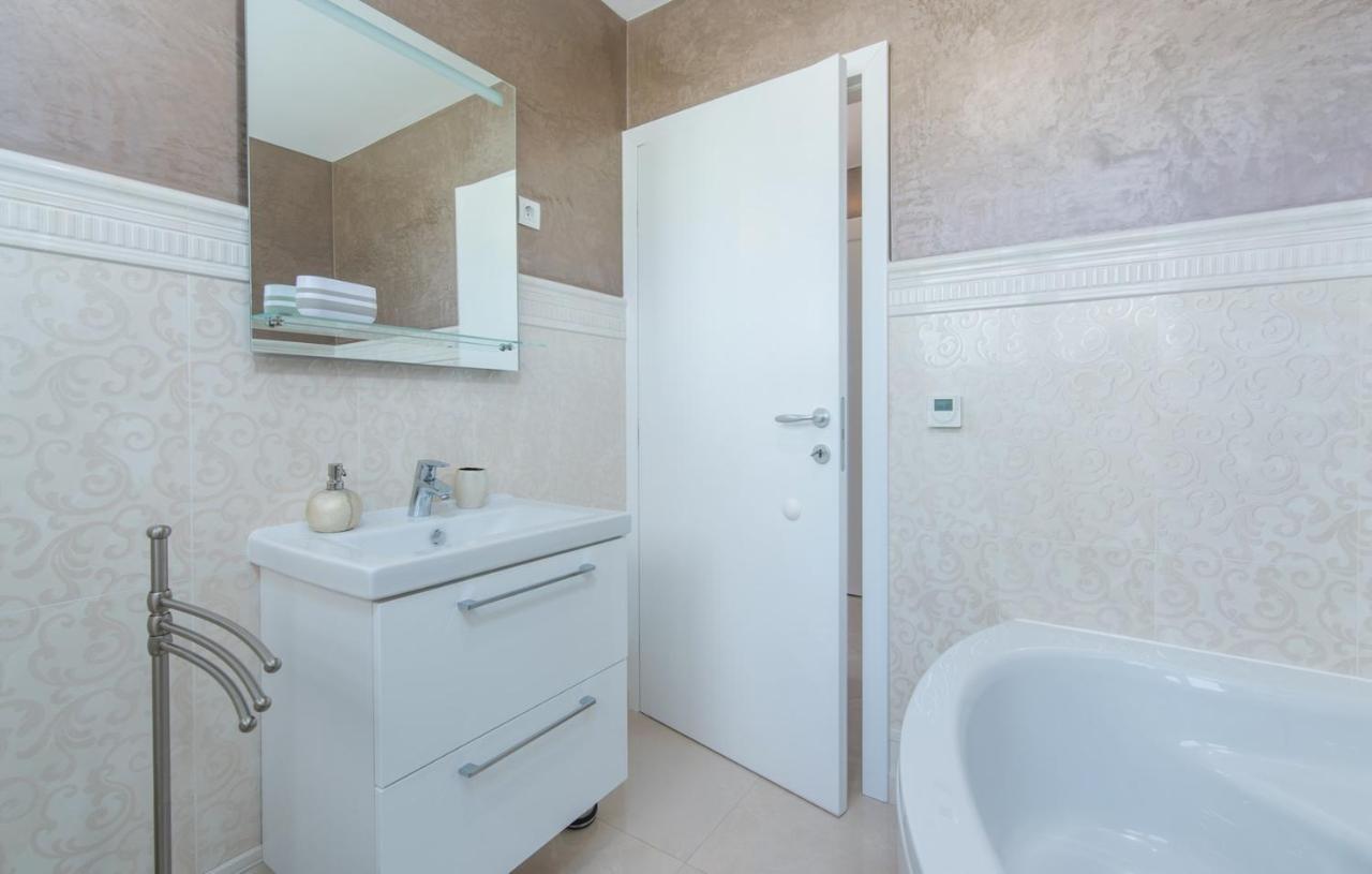 Modern Apartments With Shared Pool Near The Sea Pula Exterior foto