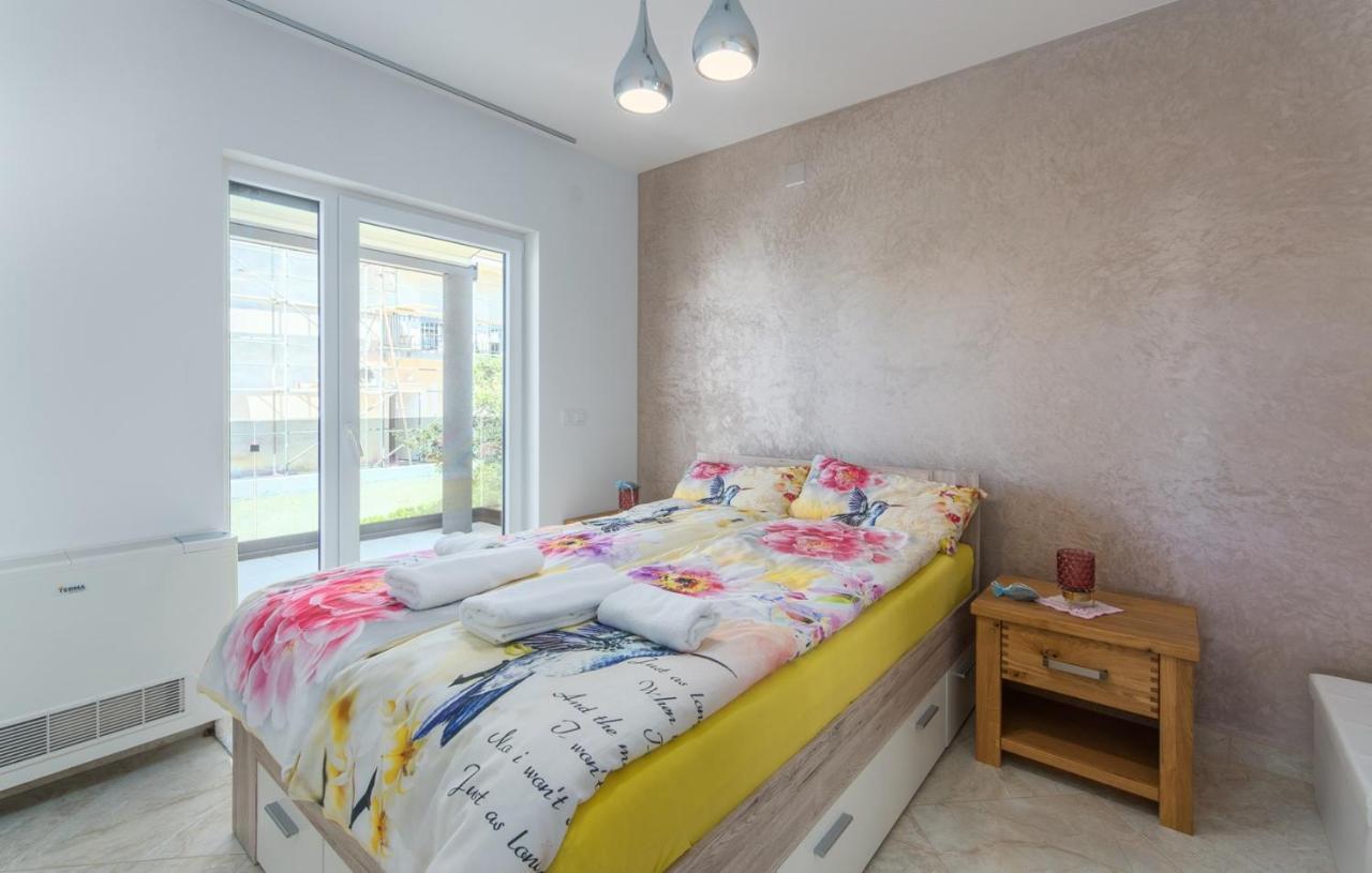 Modern Apartments With Shared Pool Near The Sea Pula Exterior foto